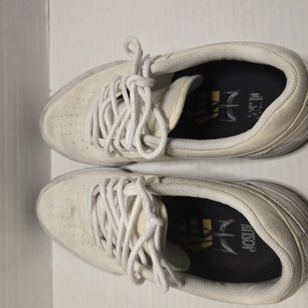 Etnes‎ White Sneakers with Textured Upper and Cushioned Sole